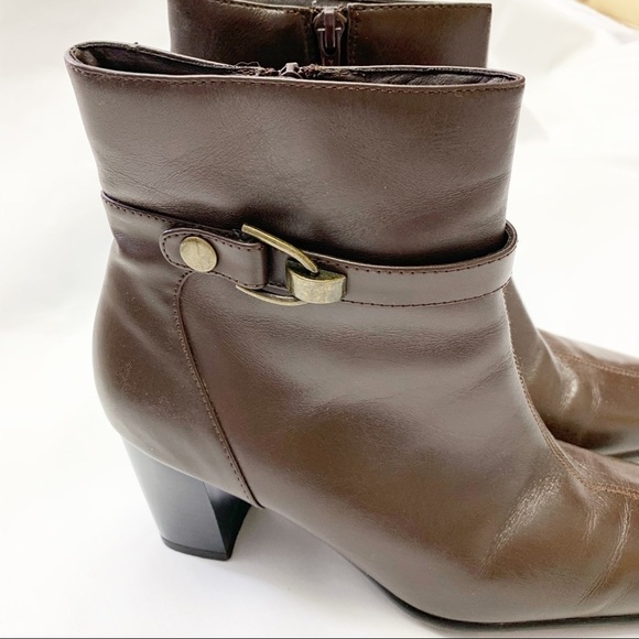 Nine & CO Women’s Brown Leather upper Ankle Bootie Size. 2 1/2 “ heel.  Good Con - Picture 3 of 9